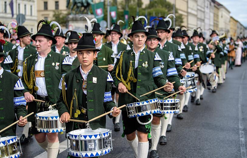 So ein Glück! Rechtzeitig zu Beginn des traditionellen Trachten- und Schützenzuges kam am Sonntag die Sonne raus.