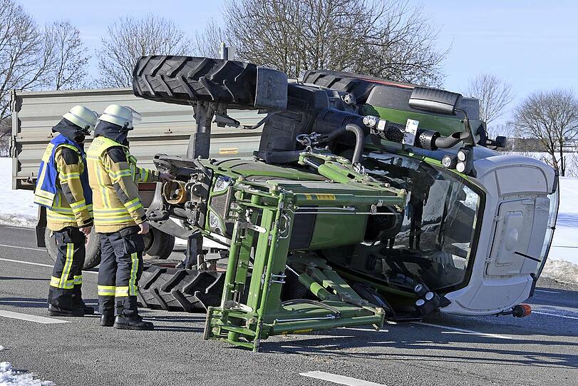 Am Freitagmorgen ist ein Traktor bei Unterföhring umgestürzt und auf der Seite liegen geblieben.