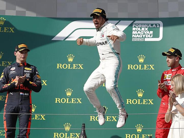 Lewis Hamilton (M) vom Team Mercedes hat sich beim Großen Preis von Ungarn seinen achten Saisonsieg gesichert.