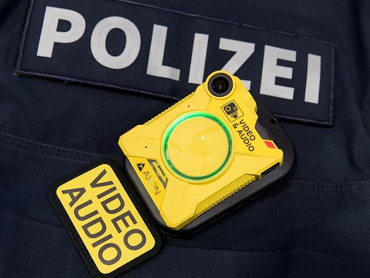 Die Nutzung von Bodycams bei Einsätzen der Bundespolizei war lange umstritten. Für Aufregung sorgte zuletzt die Speicherung der Aufnahmen in einer Cloud des Internet-Giganten Amazon.