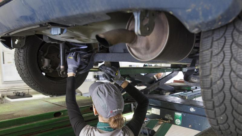 Eine Kfz-Ingenieurin kontrolliert in einer Dekra-Werkstatt ein Fahrzeug. Die Dekra steigt in den Markt der Hauptuntersuchungen in China ein. Eine Kfz-Ingenieurin kontrolliert in einer Dekra-Werkstatt ein Fahrzeug. Die Dekra steigt in den Markt der Hauptuntersuchungen in China ein.
