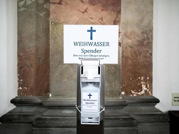 Ein Spender mit Weihwasser steht in der Wallfahrtskirche Basilika Birnau. Foto: Philipp von Ditfurth/dpa