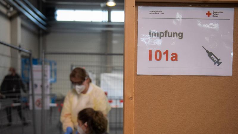 Dorothea Gansloser (l.) und Kim Gühler simulieren im Messezentrum Ulm eine Impfung. Das Deutsche Rote Kreuz probte den Ablauf zur Impfung eines Corona-Impfstoffs in dem neben weiteren für das Land Baden-Württemberg geplanten Impfzentren.
