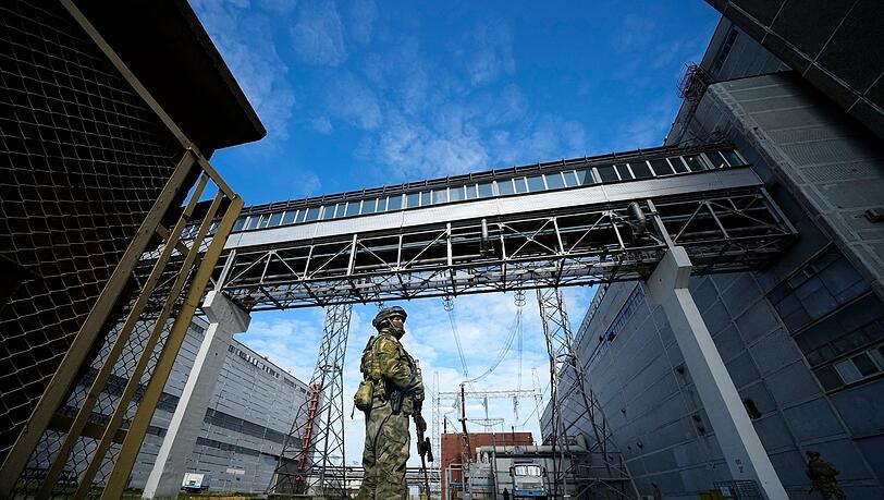 Ein russischer Soldat bewacht einen Bereich des Kernkraftwerks Saporischschja. Ein russischer Soldat bewacht einen Bereich des Kernkraftwerks Saporischschja.