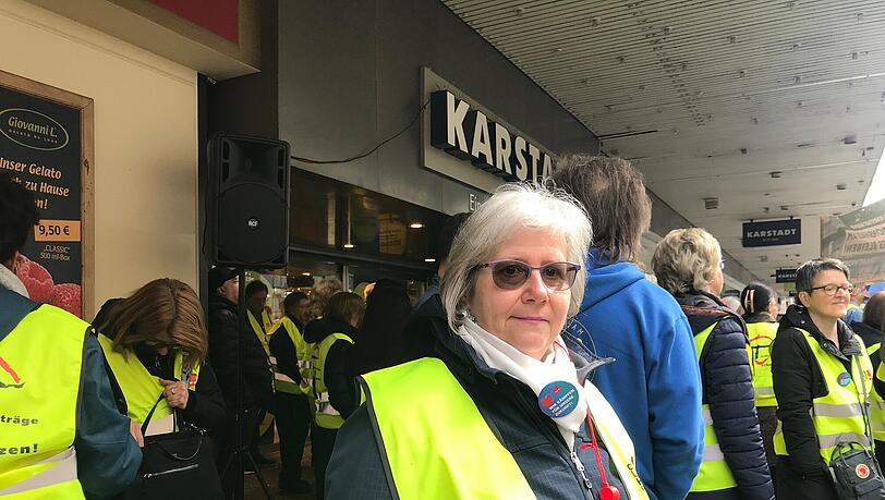 Rosemarie Aster (61) arbeitet seit 45 Jahren für das Warenhaus, früher beim Kaufhof am Stachus, jetzt bei Karstadt am Hauptbahnhof.