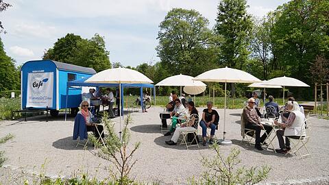 Das Bauwagen-Café Himmelb(l)au steht nun immer sonntags am Friedhof am Perlacher Forst.