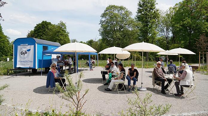Das Bauwagen-Café Himmelb(l)au steht nun immer sonntags am Friedhof am Perlacher Forst.
