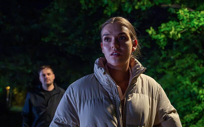 Auf dem Heimweg von einem Treffen mit einer Freundin wird eine junge Frau von einem Unbekannten verfolgt und sp&auml;ter vergewaltigt.