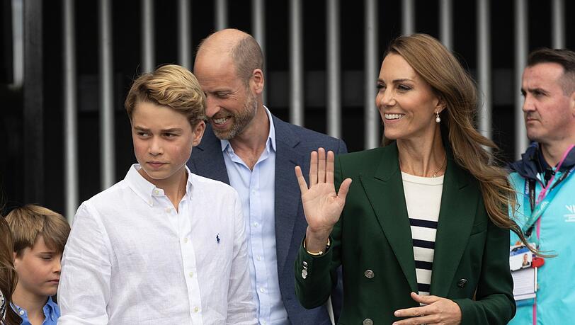 Prinz George wird in Eton zur Schule gehen - so wie es einst sein Vater William (Mitte, mit Prinzessin Kate) tat. Prinz George wird in Eton zur Schule gehen - so wie es einst sein Vater William (Mitte, mit Prinzessin Kate) tat.