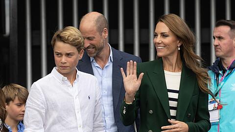 Prinz George wird in Eton zur Schule gehen - so wie es einst sein Vater William (Mitte, mit Prinzessin Kate) tat.