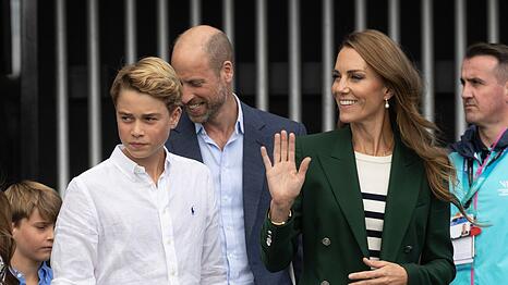 Prinz George wird in Eton zur Schule gehen - so wie es einst sein Vater William (Mitte, mit Prinzessin Kate) tat.
