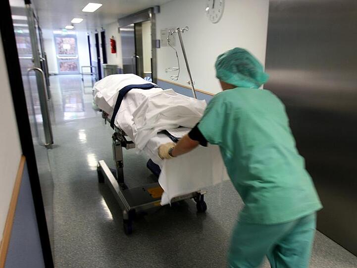 Patient wird aus dem Operationssaal geschoben.