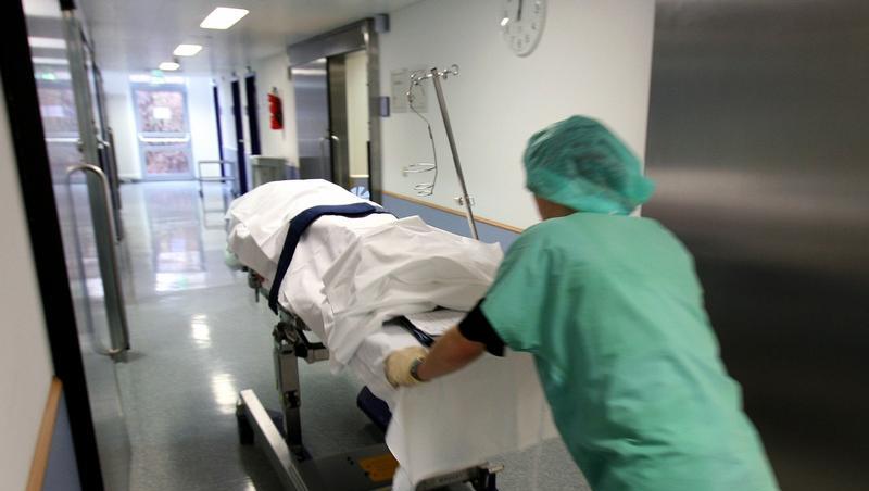 Patient wird aus dem Operationssaal geschoben. Patient wird aus dem Operationssaal geschoben.