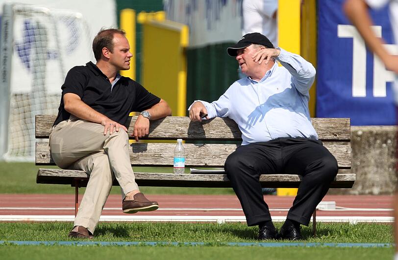 Am 27. November 2010 übergab Hoeneß einen kerngesunden Club an seinen Nachfolger Christian Nerlinger. &bdquo;Ich
habe viele Bekannte, mittelständische Unternehmen, die nicht
rechtzeitig ihre Nachfolge geregelt haben. Ich habe mir immer
geschworen, das anders zu machen&ldquo;, sagte er. Dennoch steht Hoeneß Nerlinger bei den operativen Entscheidungen auch heute noch als Präsident mit Rat und Tat zur Seite.