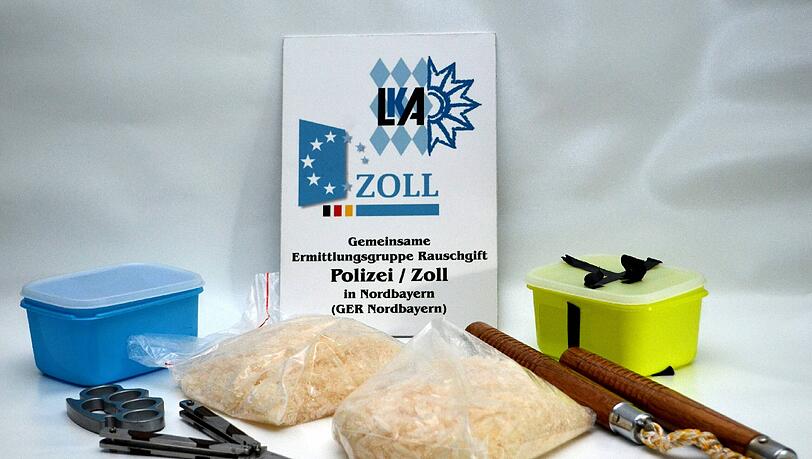 Das stellte die Polizei sicher: 2 x 500 Gramm Crystal, zuvor in Plastikdosen verpackt, Schlagring, Butterflymesser, Nunchaku (Würgeholz) Das stellte die Polizei sicher: 2 x 500 Gramm Crystal, zuvor in Plastikdosen verpackt, Schlagring, Butterflymesser, Nunchaku (Würgeholz)