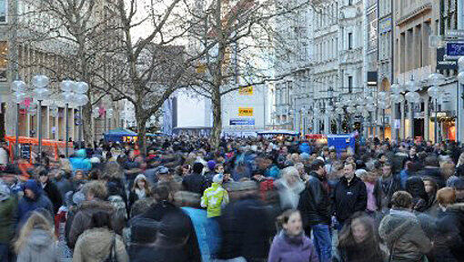 Münchner, Münchner, noch mehr Münchner – ein Blick in die Fußgängerzone. Münchner, Münchner, noch mehr Münchner – ein Blick in die Fußgängerzone.