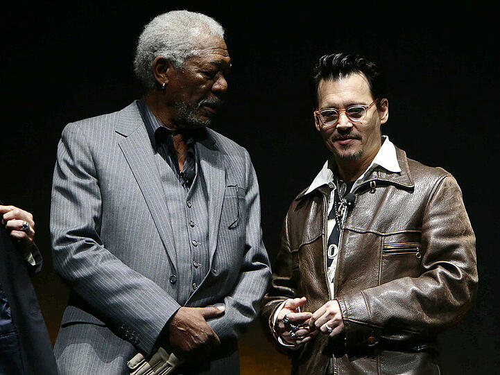 Johnny Depp (r.) neben seinem Kollegen Morgan Freeman. An der linken Hand: der verdächtige Ring