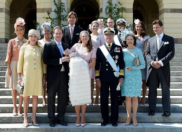 Royales Familienfoto nach der Taufe der kleinen Prinzessin: Tatjana d'Abo, Eva O'Neill, Alice Bamford, Christopher O'Neill, Ernst von Abensperg und Traun, Prinzessin Leonore, Prinzessin Madeleine von Schweden, Kronprinzessin Victoria von Sweden, Prinzessin Estelle von Sweden, König Carl Gustaf von Sweden, Prinz Daniel, Prinz Carl Philip, Königin Silvia von Sweden, Louise Gottlieb und Patrick Sommerlath.