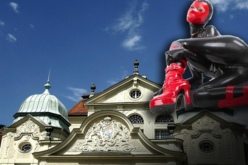 400 Frauen und Männer sollen im vergangenen Sommer ins Kurhaus zur Sex-Party gekommen sein. Manche von ihnen im Latexoutfit.