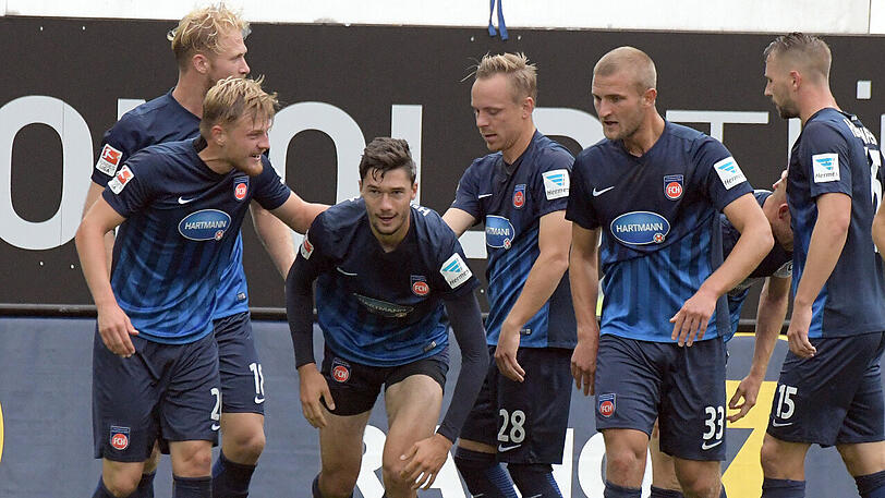 1. FC Heidenheim:
Seit Wochen wartet Heidenheim auf den letzten Sieg, der ihnen zum Nichtabstieg fehlt. Und weiter muss sich Trainer Frank Schmidt noch gedulden. Sein Team ist nach Würzburg das schlechteste Rückrundenteam.
Tabellenplatz 7 mit 35 Punkten
Aktuelle Form: Enttäuschend. Seit dem 11. Februar gab es keinen Sieg mehr.
Restprogramm: (A) Karlsruhe, (H) Bielefeld, (A) St. Pauli, (H) Hannover, (A) Union, (H) 1860
Rettungschancen: Ausgezeichnet. Heidenheim hat immer noch sechs Matchbälle.