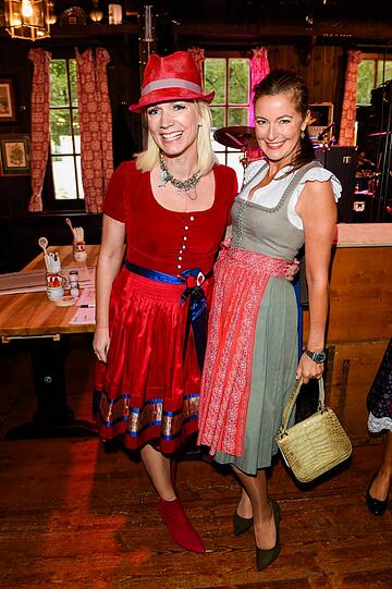 Die VIP-Ladies in Rot auf der Red Damen Wiesn: Nicole Balke und Sylvia Lindenbauer.