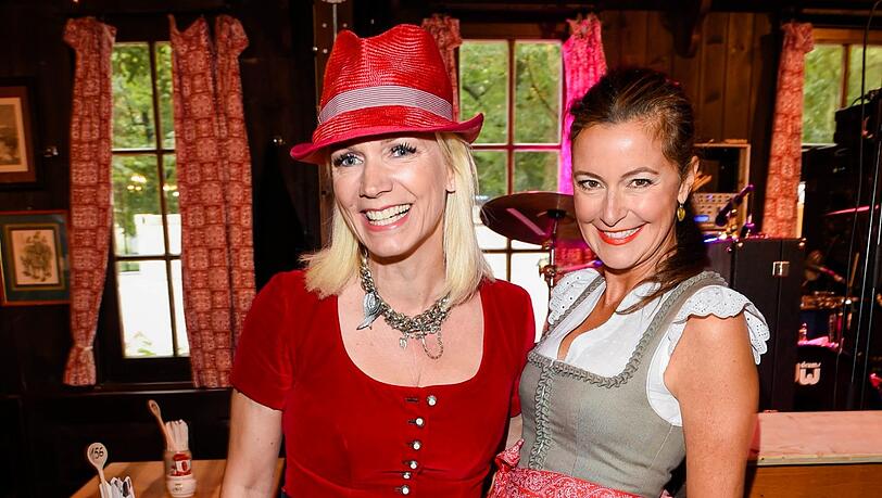 Die VIP-Ladies in Rot auf der Red Damen Wiesn: Nicole Balke und Sylvia Lindenbauer. Die VIP-Ladies in Rot auf der Red Damen Wiesn: Nicole Balke und Sylvia Lindenbauer.