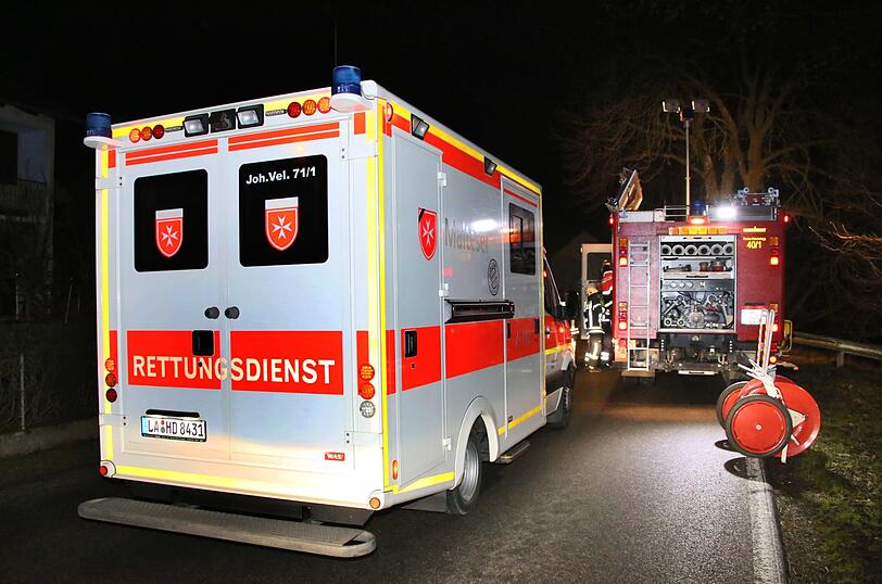 Am Donnerstagabend ist ein Mann auf glatter Straße in den Gegenverkehr geraten und frontal mit dem Auto eines 23-Jährigen zusammengestoßen.