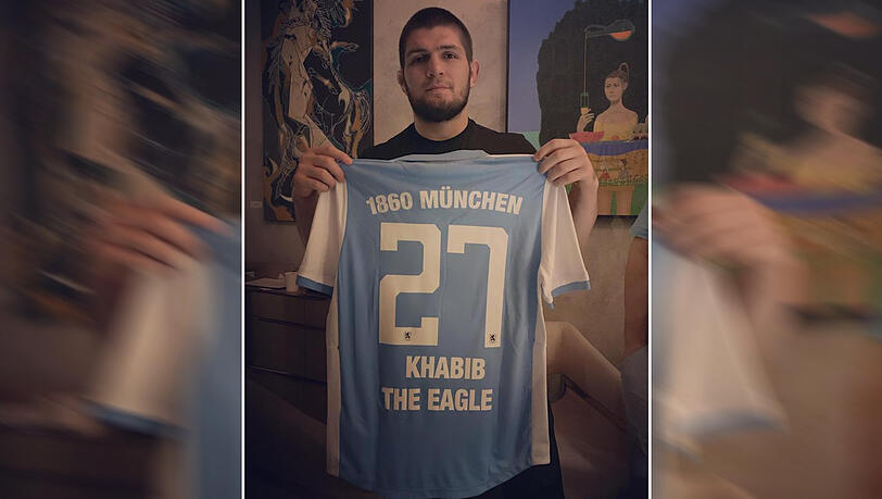 Khabib Nurmagomedoc hat sein Löwentrikot bekommen. Er freut sich sichtlich.