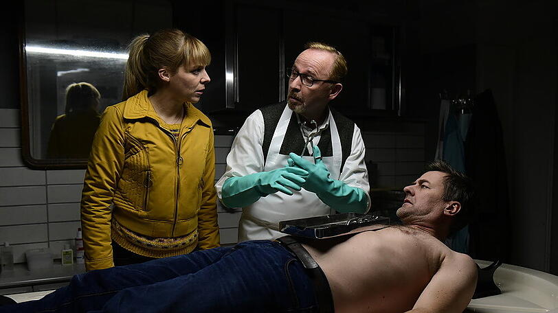"München Mord: Was vom Leben übrig bleibt": Harald Neuhauser (Marcus Mittermeier), Angelika Flierl (Bernadette Heerwagen) und Ludwig Schaller (Alexander Held) bei der "Obduktion"