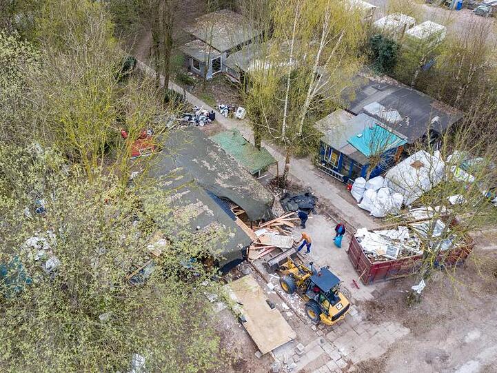 Weg damit: Ein Bagger reist die Parzelle des mutmaßlichen Täters auf dem Campingplatz Eichwald ab.