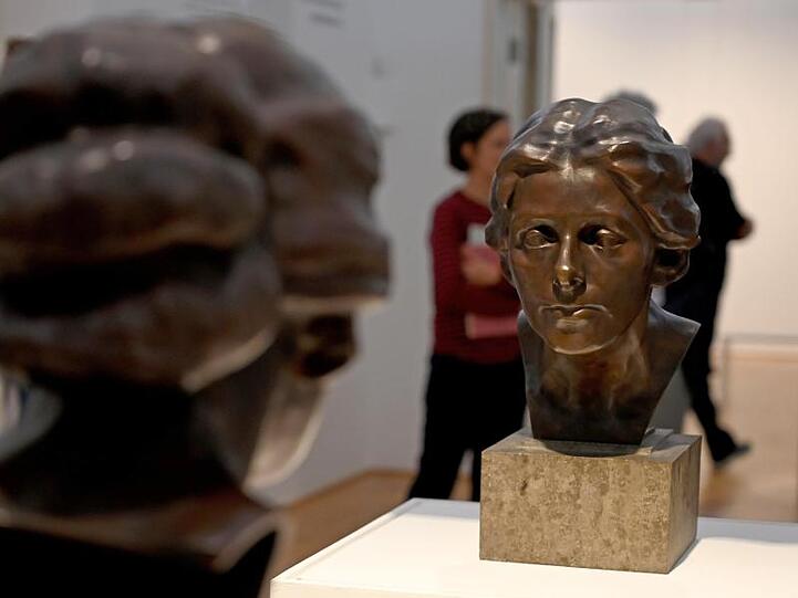Eine Büste von 1908, aus Terrakotta von Clara Rilke-Westhoff zeigt Paula Modersohn-Becker.