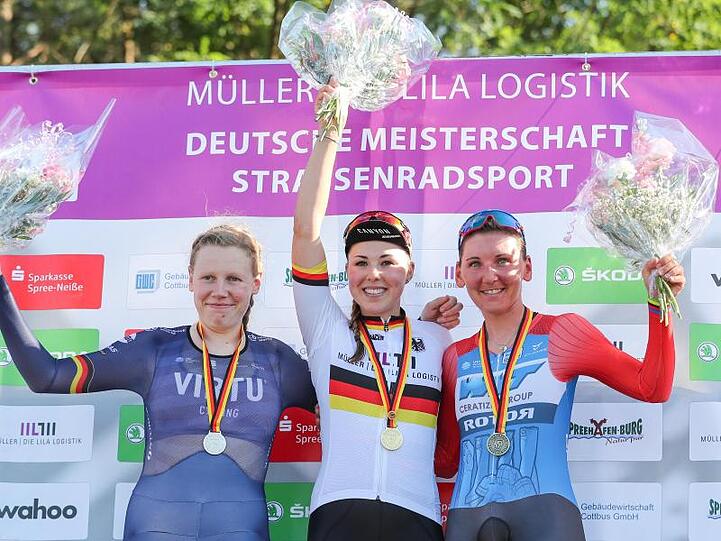 Mieke Kröger, Lisa Klein und Lisa Brennauer (l-r.) bei der Siegerehrung für das Einzelzeitfahren der Frauen. Foto: Jan Woitas