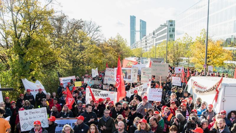 Osram-Beschäftigte haben sich zu einer Protestaktion vor der Osram-Konzernzentrale versammelt. Foto: Matthias Balk/dpa Osram-Beschäftigte haben sich zu einer Protestaktion vor der Osram-Konzernzentrale versammelt. Foto: Matthias Balk/dpa