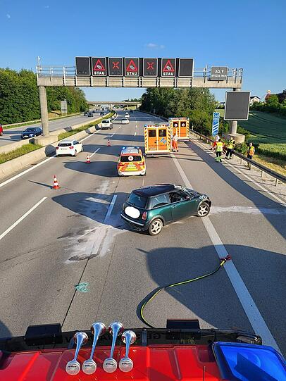 Die A9 war für eine halbe Stunde gesperrt, die kompletten Säuberungsmaßnahmen dauerten etwa zwei Stunden. Die A9 war für eine halbe Stunde gesperrt, die kompletten Säuberungsmaßnahmen dauerten etwa zwei Stunden.