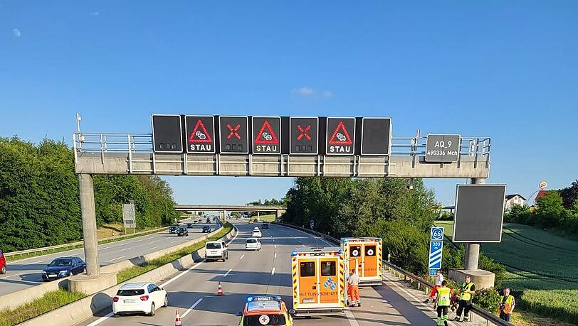 Die A9 war für eine halbe Stunde gesperrt, die kompletten Säuberungsmaßnahmen dauerten etwa zwei Stunden. Die A9 war für eine halbe Stunde gesperrt, die kompletten Säuberungsmaßnahmen dauerten etwa zwei Stunden.
