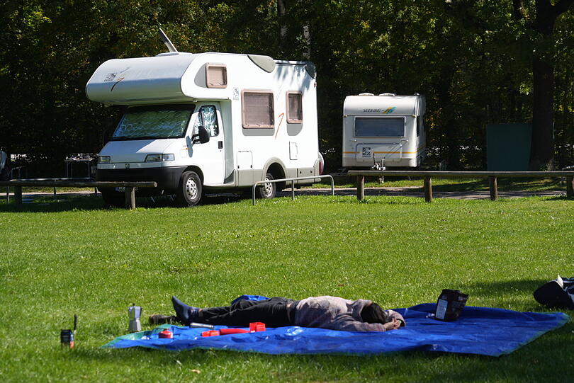 Wieso im Zelt schlummern, wenn draußen doch schon die Morgensonne scheint? Campingkocher und Kaffee stehen jedenfalls schon bereit.