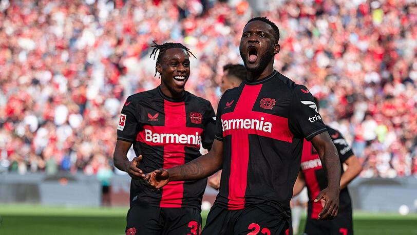 Doppelpacker Victor Boniface (r) und Jeremie Frimpong jubeln nach dem Treffer zur 1:0 Führung.