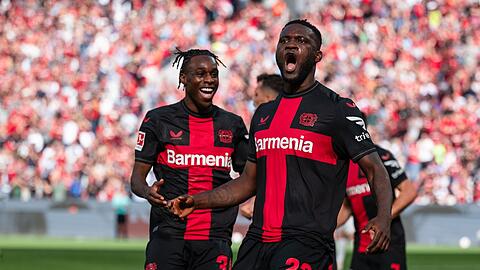 Doppelpacker Victor Boniface (r) und Jeremie Frimpong jubeln nach dem Treffer zur 1:0 Führung.