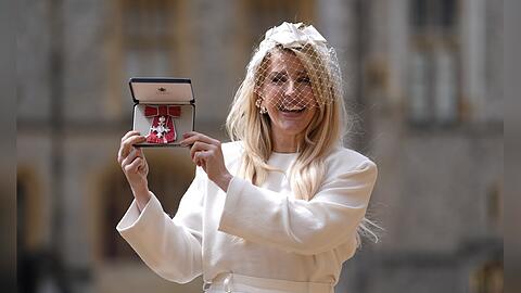 Ellie Goulding zeigt stolz ihren MBE-Orden. Ellie Goulding zeigt stolz ihren MBE-Orden.