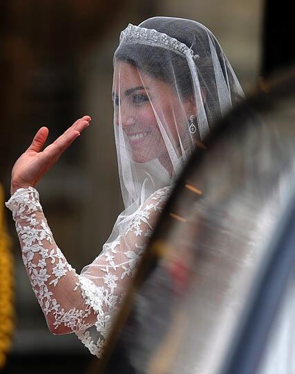 Das ist Englands zukünftige Königin: Kate Middleton kommt im weißen Brautkleid an der Abbey an.
