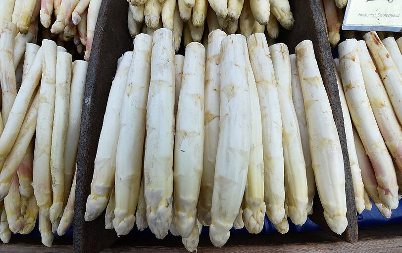 Auf dem Wochenmarkt in Langenhagen wird Spargel zum Verkauf angeboten.  Im Rennen um die Gunst der Spargel-Fans haben Discounter in den vergangenen Jahren spürbar Boden gutgemacht. Während der Anteil der Wochenmärkte am Geschäft mit den privaten Spargelkäufern in Deutschland um ein Drittel einbrach, gewannen die Discounter 40 Prozent hinzu.