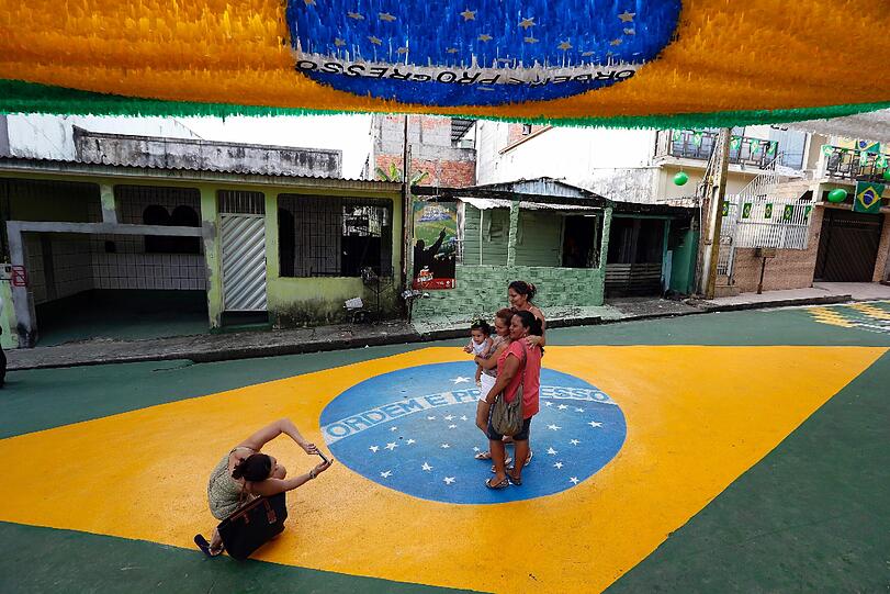 Nicht alle freuen sich auf die WM wie die Brasilianerinnen, die hier ein Erinnerungsfoto auf der dekorierten Alvourada Straße in Manaus machen.