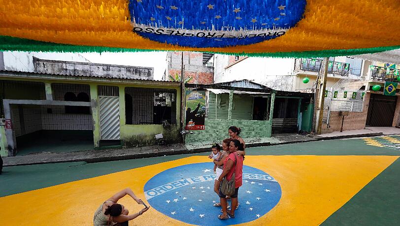 Nicht alle freuen sich auf die WM wie die Brasilianerinnen, die hier ein Erinnerungsfoto auf der dekorierten Alvourada Straße in Manaus machen. Nicht alle freuen sich auf die WM wie die Brasilianerinnen, die hier ein Erinnerungsfoto auf der dekorierten Alvourada Straße in Manaus machen.