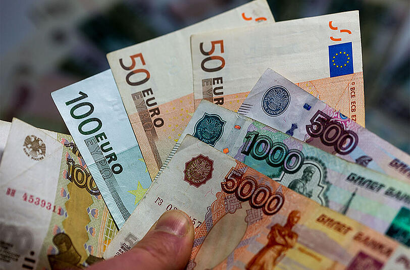 Experten erklärten die Erholung der russischen Währung zum Wochenauftakt unter anderem mit einem leichten Anstieg der Ölpreise.