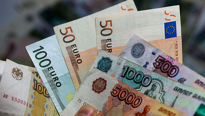 Experten erklärten die Erholung der russischen Währung zum Wochenauftakt unter anderem mit einem leichten Anstieg der Ölpreise. Experten erklärten die Erholung der russischen Währung zum Wochenauftakt unter anderem mit einem leichten Anstieg der Ölpreise.