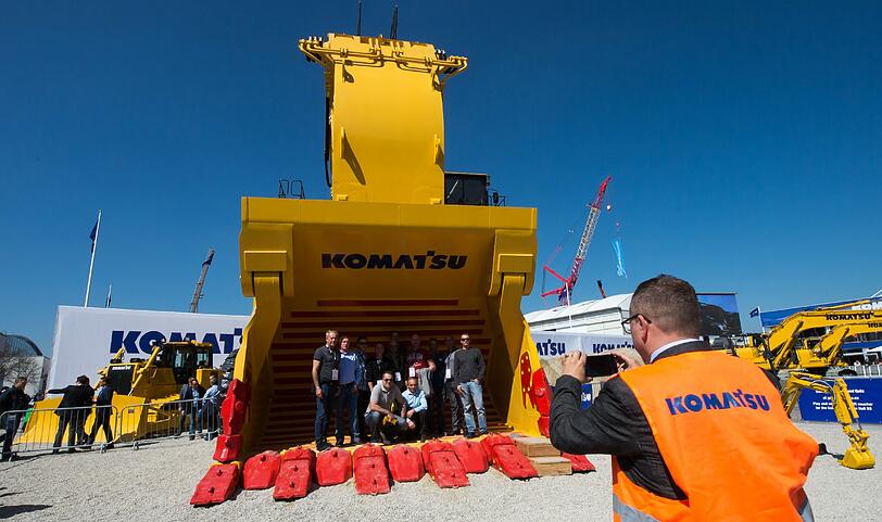 Eines der Highlights auf der diesjährigen Bauma: Die Schaufel dieses Baggers hat das Fassungsvermögen eines mittelgroßen Schwimmbades.