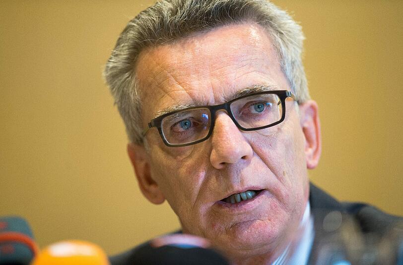 Innenminister de Maiziere stellt das Konzept gemeinsam mit dem Präsidenten des Bundesamts für Bevölkerungsschutz und Katastrophenhilfe vor. Foto: Deniz Calagan/Archiv