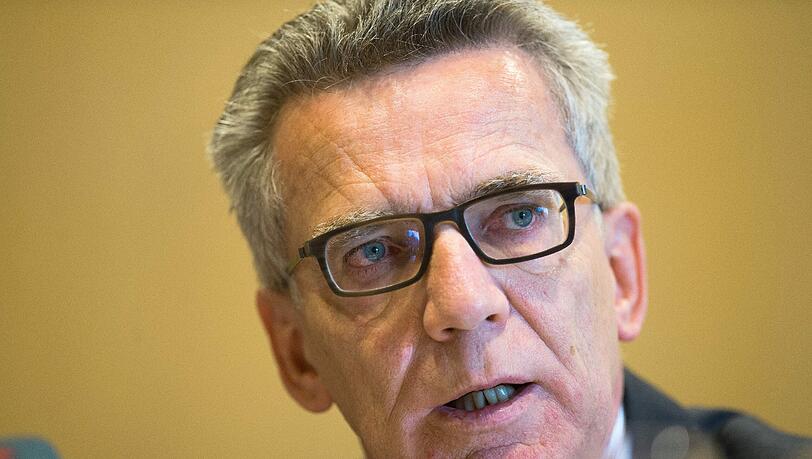 Innenminister de Maiziere stellt das Konzept gemeinsam mit dem Präsidenten des Bundesamts für Bevölkerungsschutz und Katastrophenhilfe vor. Foto: Deniz Calagan/Archiv Innenminister de Maiziere stellt das Konzept gemeinsam mit dem Präsidenten des Bundesamts für Bevölkerungsschutz und Katastrophenhilfe vor. Foto: Deniz Calagan/Archiv