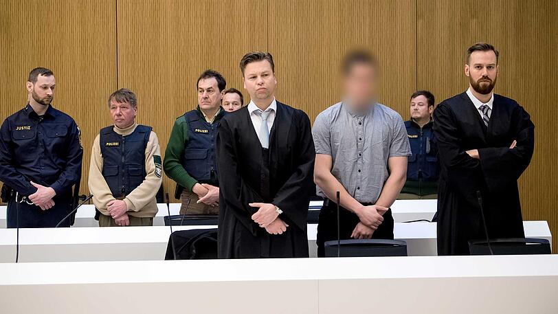 Der Angeklagte Philipp K. (M) zusammen mit seinen Anwälten David Mühlberger (r) und Sascha Marks im Landgericht in München.
