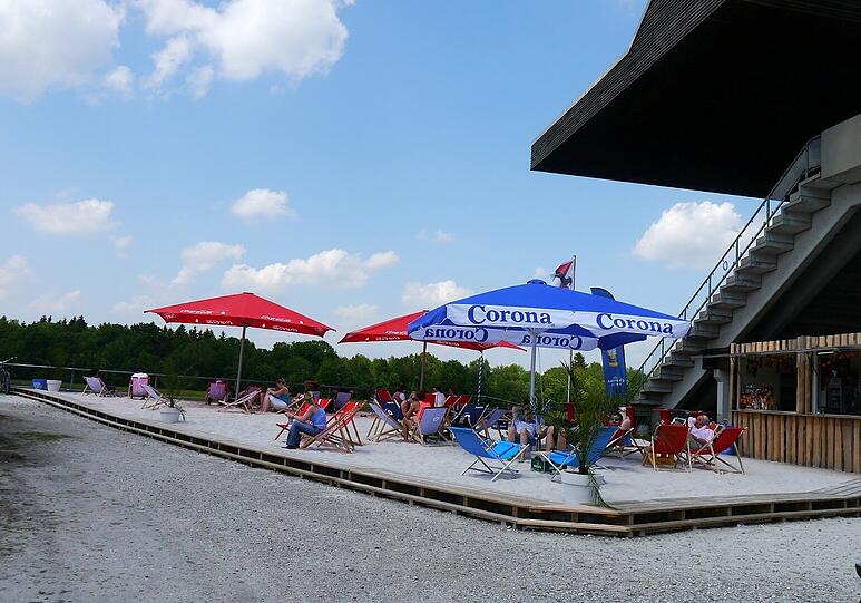 Im Schatten unter Schirmen: die neue Anlage im Münchner Norden.